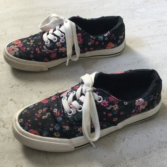 Duty Nine Floral Lace-Up Shoes for Girls - Size 4 - Picture 4 of 6